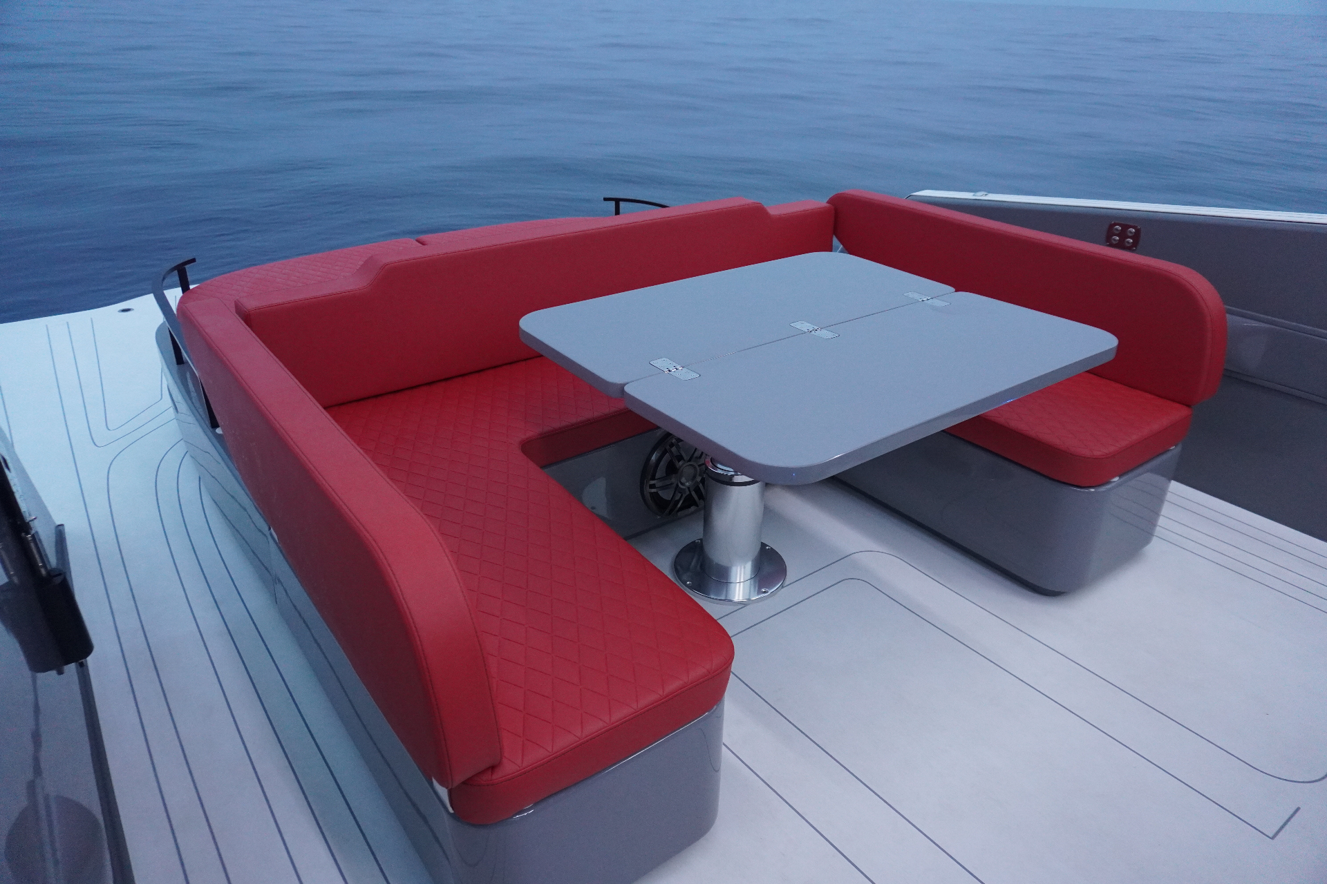 Optimized dining area. U-shaped seating for six to eight people, perfect for sharing.