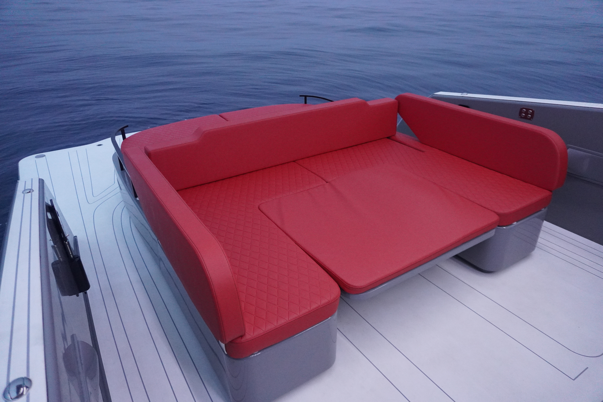 Convertible sunbed. Easily transforms to create a versatile relaxation space.