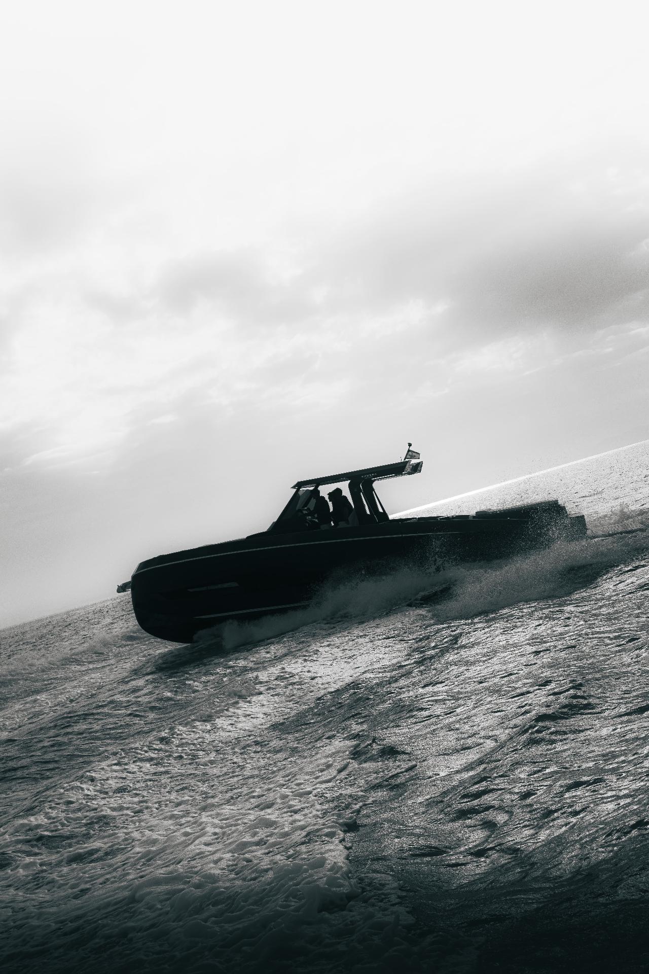 Timeless silhouette. Black and white, pure essence.